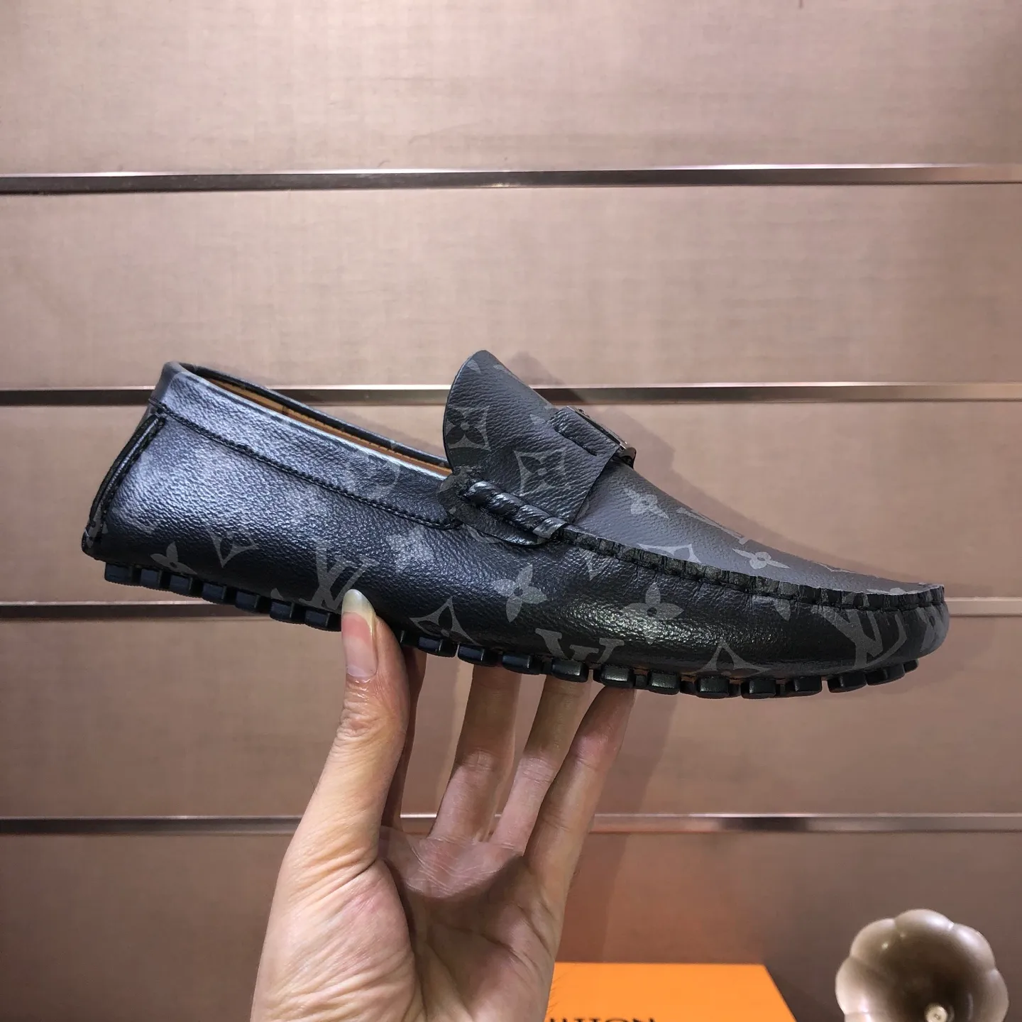 Men's men's shoes 💰420💰 [LV Doudou shoes] (water-dyed cowhide lining) new model is on the market, available on the official website. The new Doudou shoes are processed into single-color materials, and the uppers are made of imported cowhide material. The body of the shoe is fully hemmed with mark thread, and is lined with imported original cowhide leather. The elegant shoe shape is super suitable for all-matching, and the size is 38-44.